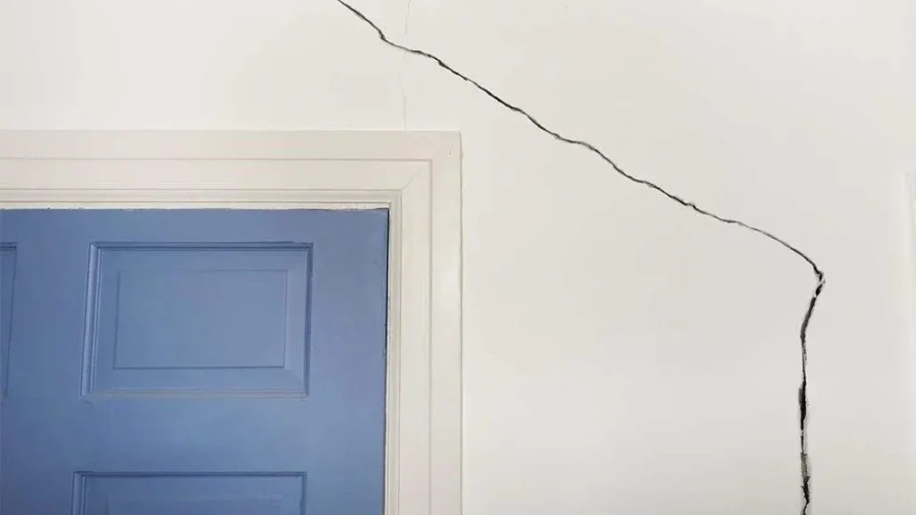 Die Wand ist rissig, weil sie von einem professionellen Unternehmen wie Rewaiss gestrichen werden muss.